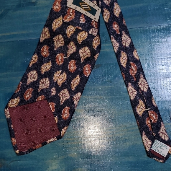 Black Tie With Gold Design New - Picture 4 of 5